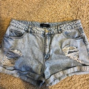 Light wash distressed mom shorts